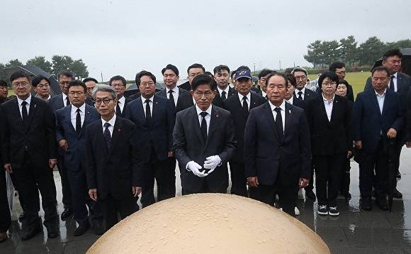 국민의힘 김문수 후보가 2일 제주 4·3 위령재단에 참배하고 있다. [사진=연합뉴스]