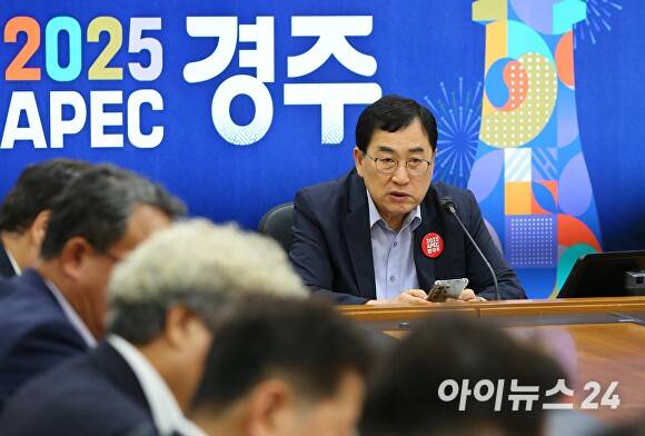 2일 경주시청 영상회의실에서 열린 국소본부장회의에서 주낙영 시장이 대통령선거 당일에도 공정한 선거 관리를 위해 전 부서가 협력 체계를 유지해 줄 것을 주문하고 있다. [사진=경주시청]