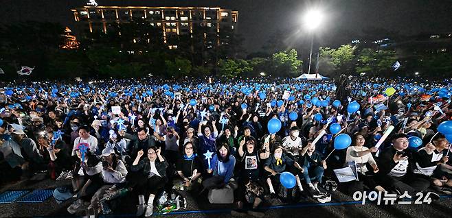 시민들이 2일 서울 영등포구 여의도공원 문화의마당에서 열린 이재명 더불어민주당 대선후보의 마지막유세에서 환호하고 있다. [사진=곽영래 기자]