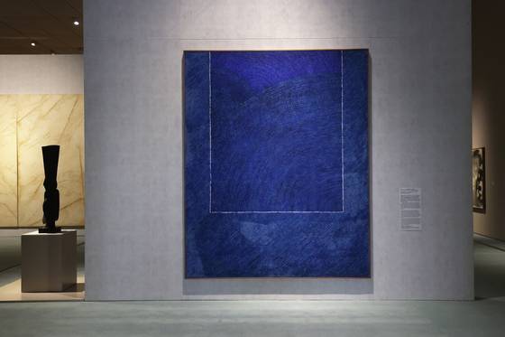국립현대미술관 서울관 소장품 상설전 ‘한국현대미술 하이라이트’ 전경. 김환기의 청색 전면점화 ‘산울림 19-II-73 #307’(1973)은 9월까지만 전시되고 스미스소니언의 이건희컬렉션 특별전에 출품된다. 연합뉴스
