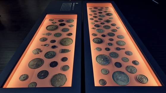 고 이건희 회장이 기증한 555점의 거울 중 일부를 '거울, 시대를 비추다'에서 만날 수 있다. ⓒ국립청주박물관