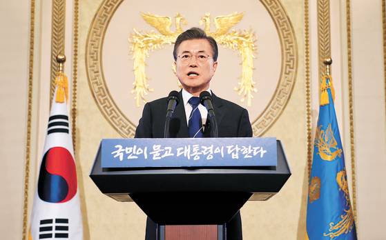 문재인 전 대통령이 취임 100일을 맞아 2017년 8월 17일 오전 청와대 영빈관에서 기자회견을 열고 회견문을 낭독하고 있다. 청와대 사진기자단