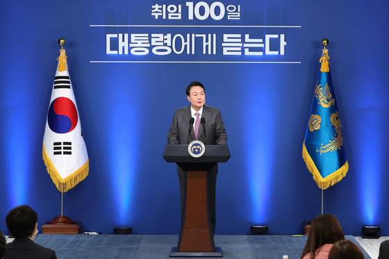 윤석열 전 대통령이 2022년 8월 17일 용산 대통령실 청사에서 취임 100일을 맞아 첫 공식 기자회견을 하고 있다. 대통령실사진기자단