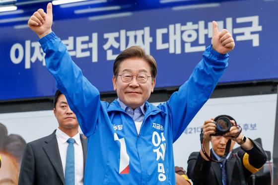 이재명 더불어민주당 대통령 후보가 제21대 대통령선거를 하루 앞둔 2일 오전 서울 강북구 북서울꿈의숲 서문광장에서 유세를 마친 뒤 엄지 손가락을 치켜들고 있다. 뉴스1