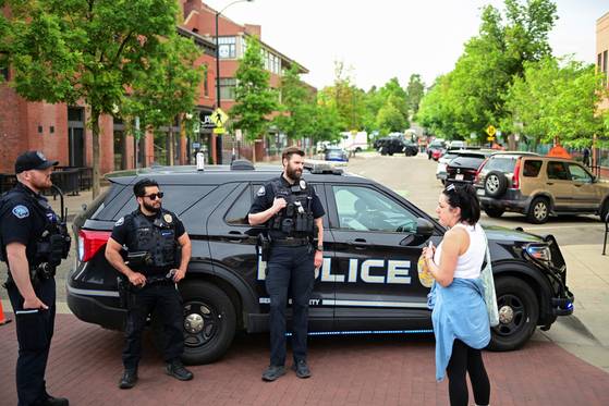 1일(현지시간) 미국 콜로라도주 볼더에서 6명이 방화로 부상을 입은 사건이 발생한 뒤 현장에 경찰이 출동해 있다. 로이터=연합뉴스