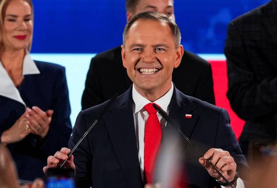 1일 폴란드 바르샤바에서 대선 후보 카롤 나브로츠키가 출구조사 결과를 듣고 있다. 로이터=연합뉴스