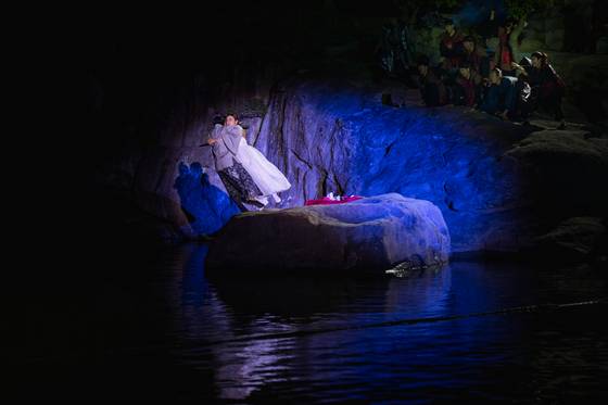 경남 진주성 외곽 야외무대에서 펼쳐지는 실경역사뮤지컬 ‘의기 논개’(연출 고능석)의 논개와 왜장 투신 직전 장면. 관객들은 진주 남강 위에 띄운 수상특설객석에서 관람하게 된다. (사)극단현장 주최·주관, 문화체육관광부·진주시 후원으로 올해 총 10회 공연이 열렸다. 사진 극단현장