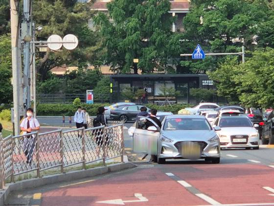 지난달 28일 오전 8시쯤 경남 창원시 성산구에서 고등학생 3명이 함께 택시를 타고 등교하고 있다. 시내버스가 시내 유일한 대중교통수단인 창원에선 이날 노조 파업으로 첫 차부터 669대(95%) 시내버스가 운행을 멈췄다. 안대훈 기자