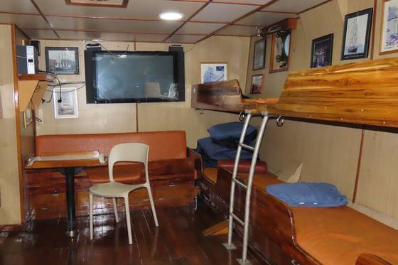 코리아나호 내부. 선실을 개조해 아카데미 교육실로 쓴다. 김홍준 기자