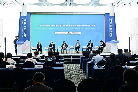 제20회 제주포럼의 세션에서 스포츠의 인류 평화의 공동가치 추구라는 역할을 논의하는 패널들