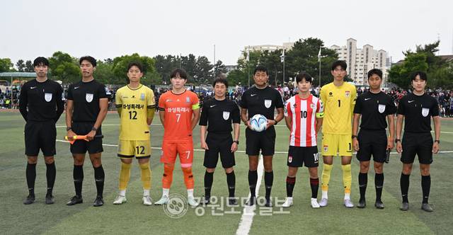 ▲ 2일 강릉 강북구장에서 열린 금강대기 전국고등학교 축구대회 강원 강릉중앙고와 경기 HSFA의 결승전 경기에 앞서 양팀 주장과 경기 심판들이 기념사진을 촬영하고 있다. 김정호