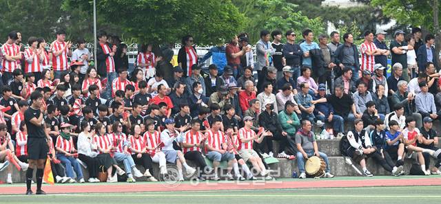▲ 2일 강릉 강북구장에서 열린 금강대기 전국고등학교 축구대회 강원 강릉중앙고와 경기 HSFA의 결승전 경기에서 강릉중앙고 학부모와 동문들이 열띤 응원을 펼치고 있다. 김정호