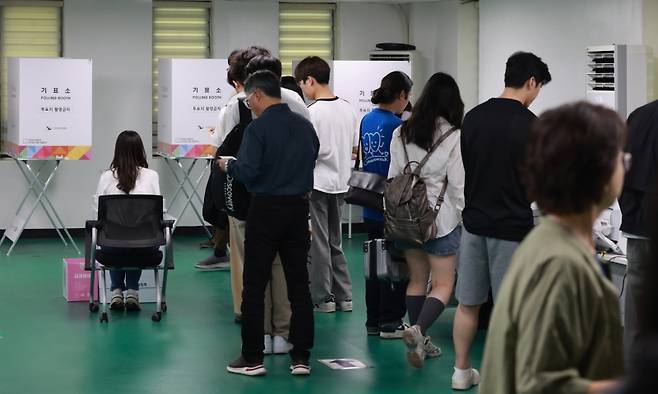 ▲ 사전투표 둘째날, 투표하는 유권자들 [연합뉴스]