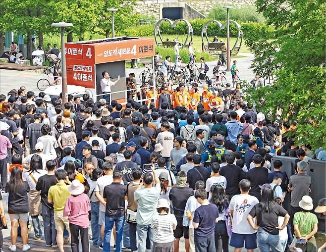 < 이준석 연설에 몰려든 동탄 주민들 > 이준석 개혁신당 대선 후보가 1일 경기 화성 동탄호수공원에서 지지를 호소하고 있다.  뉴스1