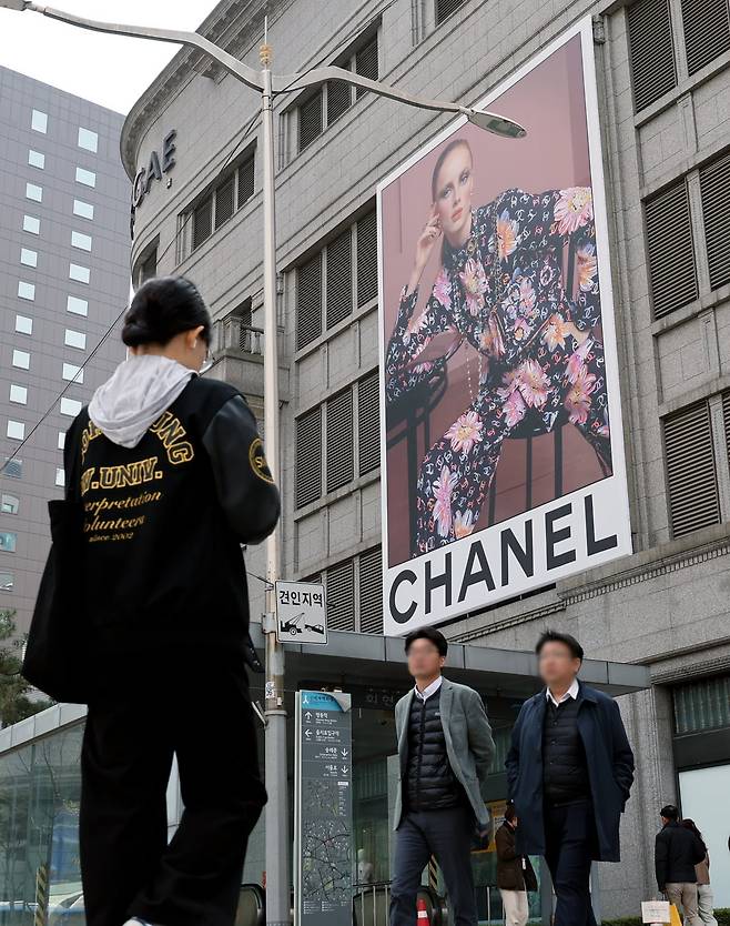 서울의 한 백화점 샤넬 쇼윈도 앞으로 시민들이 지나가고 있다. 사진=뉴스1