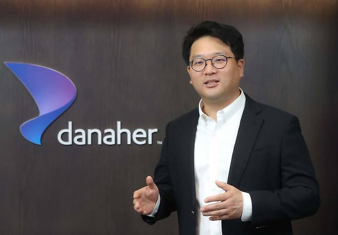 최준호 다나허코리아 회장이 한국경제신문과 인터뷰를 하고 있다. 다나허코리아 제공