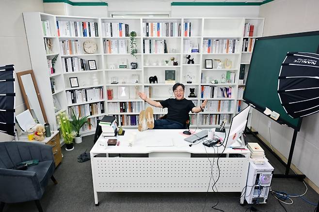 서울 마포 김익한 교수 집무실에 있는 김익한 교수.