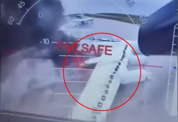 1일(현지시간) 우크라이나의 무인기(드론) 공격으로 화염에 휩싸인 러시아 군용기 모습. 키이우포스트가 공개한 우크라이나 보안국(SBU) 영상 갈무리.