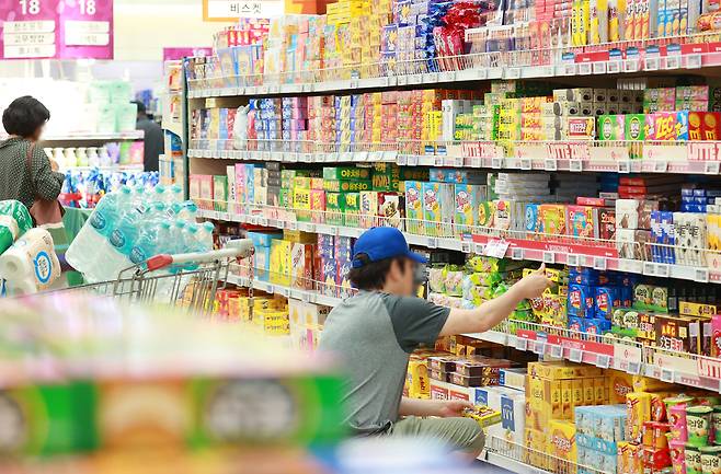 1일 서울의 한 대형마트 과자 판매대. 연합뉴스.