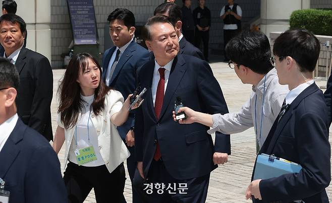 윤석열 전 대통령이 지난달 26일 서울 서초구 서울중앙지방법원에서 열린 내란 우두머리 혐의ㆍ직권남용 권리행사 방해 혐의 사건 5차 오전 공판을 마친 뒤 지지자들을 바라보며 차량으로 향하고 있다. 사진공동취재단