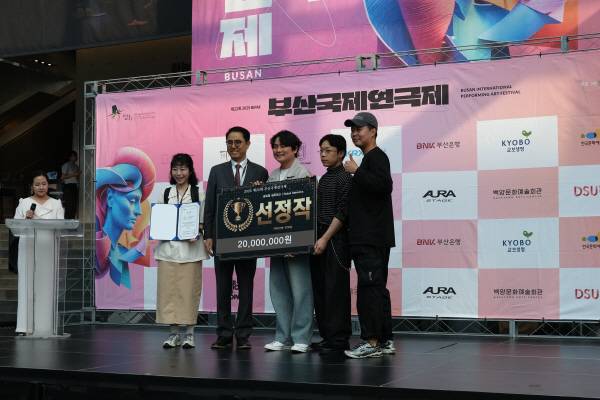 지난 1일 영화의전당에서 열린 ‘제22회 부산국제연극제’ 폐막식에서 극단 배우창고 단원들이 손병태 부산국제연극제 집행위원장과 함께 포즈를 취하고 있다. 김태훈 기자