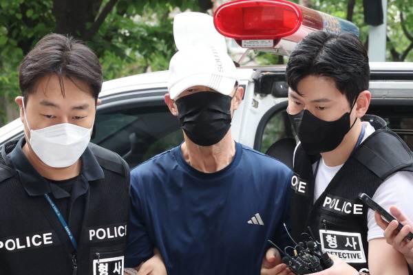 서울 지하철 5호선 열차 안에 불을 지른 60대 남성이 2일 영장실질심사를 위해 서울남부지법에 출석하고 있다. 연합뉴스