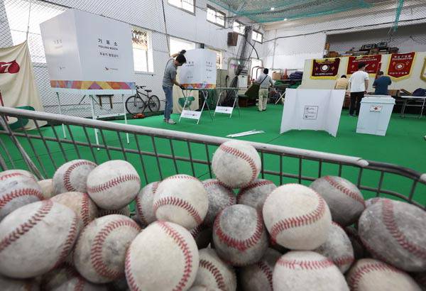 제21대 대통령선거를 하루 앞둔 2일 서울 중구 청구초등학교 실내야구연습장에서 관계자들이 투표소를 설치하고 있다. 연합뉴스