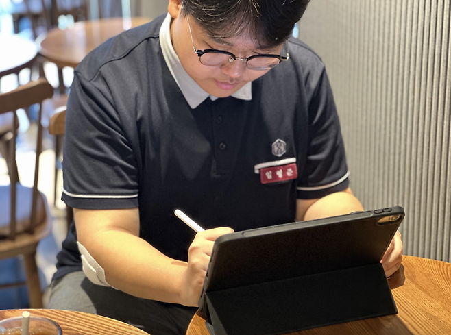 Lim Hyung-joon, 18, a student at Inchang High School, works on a school project during an interview with The Korea Herald at a cafe in Seodaemun-gu, Seoul, on Tuesday. (Choi Jeong-yoon/The Korea Herald)