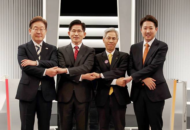 From left: Lee Jae-myung of the Democratic Party, Kim Moon-soo of the People Power Party, Kwon Young-gook of the Democratic Labor Party and Lee Jun-seok of the Reform Party pose for a photo ahead of the second televised presidential debate on May 23 at the KBS studio in Yeongdeungpo District, western Seoul. [JOINT PRESS CORPS]