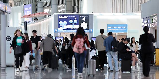 Travelers going overseas on holiday are seen at Terminal 1 of Incheon International Airport on May 2. [NEWS1]