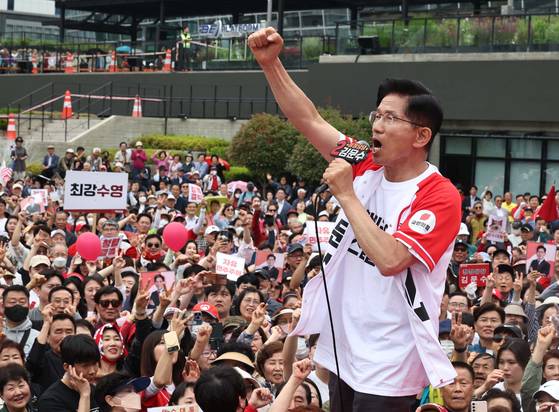 Kim Moon-soo of the conservative People Power Party campaigns for voters' support in front of Busan Station on June 2, a day ahead of presidential election. [LIM HYUN-DONG]