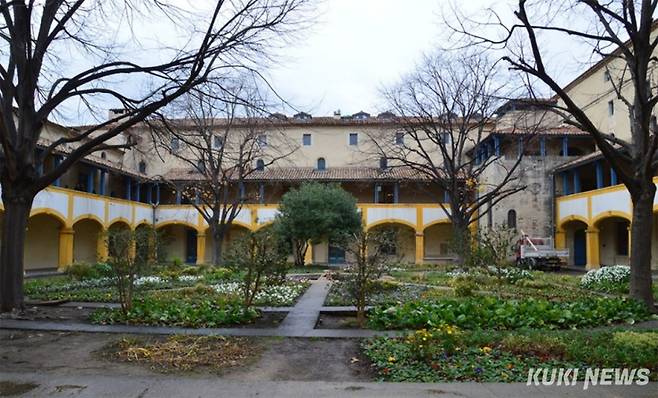 에스파스 반 고흐(Espace Van Gogh) 전경.