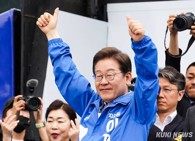 이재명 더불어민주당 대선 후보가 2일 서울 강북구 북서울꿈의숲 서문 광장에서 유세를 마치고 지지자들에게 인사하고 있다. 유희태 기자