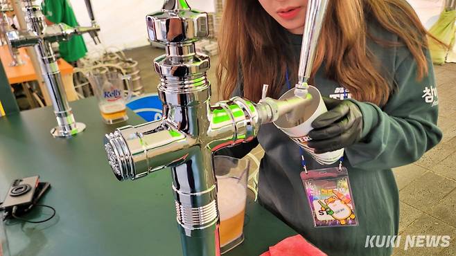 맥주 ‘테라’ 부스에서 관계자가 컵에 생맥주를 따르고 있다. 김건주 기자