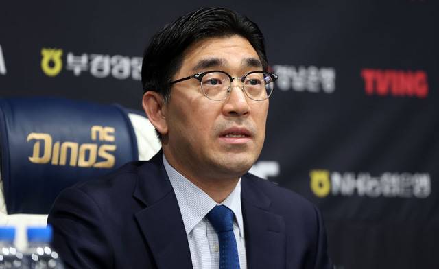 NC다이노스 이진만 대표가 지난달 30일 오후 경남 창원시 마산회원구 창원NC파크에서 야구장 재개장과 관련한 구단 입장과 향후 대처 방안을 브리핑하고 있다. 연합뉴스