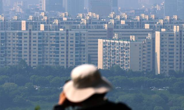서울 성동구 응봉산에서 강남구 압구정동 현대아파트가 보이고 있다. 뉴시스