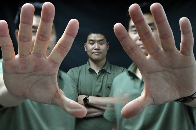 조상현 창원 LG 감독이 지난달 29일 서울 여의도 국민일보 본사에서 인터뷰에 앞서 포즈를 취하고 있다. 조 감독은 강한 수비력을 바탕으로 팀을 이끌며 LG를 창단 28년 만에 처음으로 챔피언결정전 정상에 올려놨다. 김지훈 기자