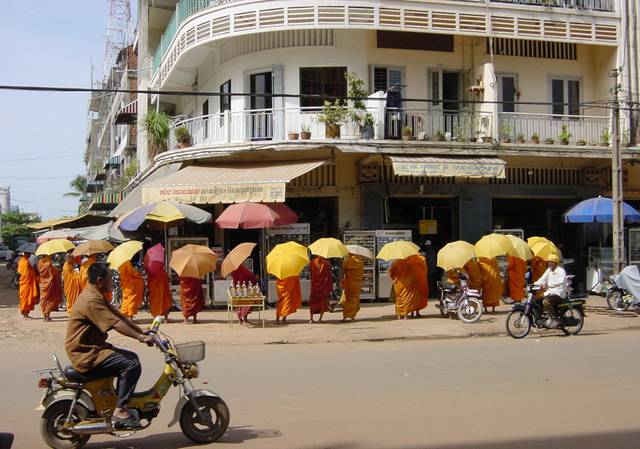 캄보디아 현지인들이 오토바이를 타는 모습. 게티이미지뱅크