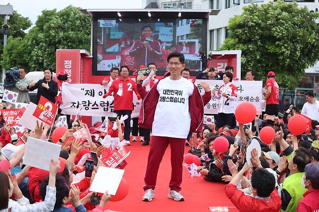국민의힘 김문수 대선 후보가 2일 오전 제주시 동문로터리에서 유세를 하고 있다. 연합뉴스