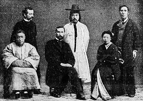 1883년 4월 29일 이수정(뒷줄 가운데)이 세례 직후 찍은 사진으로 오른쪽이 세례를 준 야스카와 목사. 국민일보DB