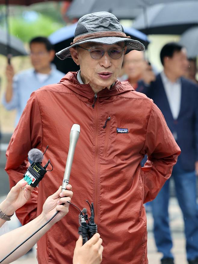 이명박 전 대통령이 청계천 복원 20주년을 맞아 2일 서울 종로구 청계천을 산책하며 기자의 질문에 답하고 있다. 공동취재, 연합뉴스