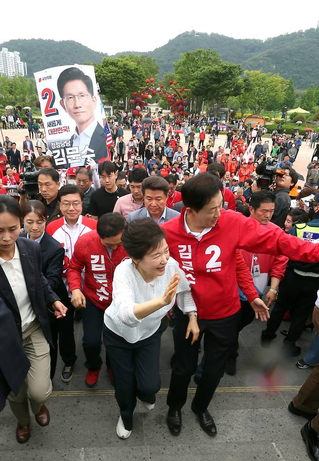 박근혜 전 대통령이 2일 오후 울산 중구 태화강 국가정원을 방문해 시민들에게 인사하고 있다. 연합뉴스
