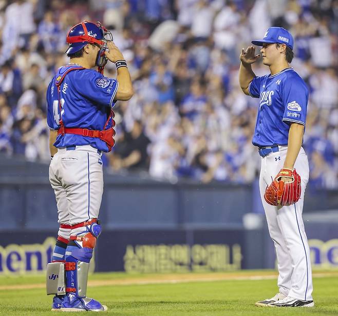 삼성 라이온즈 마무리 투수 이호성(오른쪽)이 1일 서울 잠실구장에서 열린 LG 트윈스와의 2025 프로야구 KBO리그 경기에서 승리를 확정한 뒤 포수 강민호와 거수경례 세리머니를 하고 있다. 연합뉴스