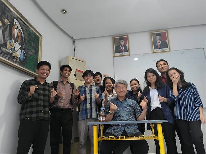 어성호 선교사가 웨슬리신학대 학생들과 함께 기념사진을 촬영하고 있다. 어 선교사 제공