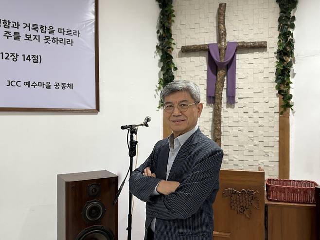 어성호 선교사가 자신의 목회 여정과 관련해 설명하고 기념사진을 촬영하고 있다.