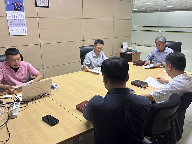 어 선교사가 레곡 지역에 있는 신성델타그룹 인도네시아법인 공장에서 한국인 직원 등을 대상으로 성경공부 모임을 인도하고 있다.