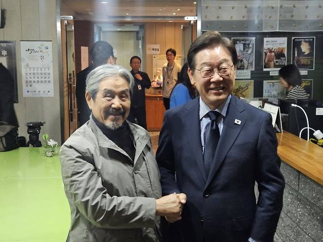 이재명 더불어민주당 대선 후보가 2일 성남주민교회에서 이해학 원로목사와 인사를 나누고 있다. 성남주민교회 제공