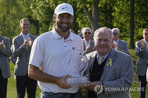 우승 트로피를 셰플러에 건네는 대회 주최자인 잭 니클라우스. / 사진=연합뉴스