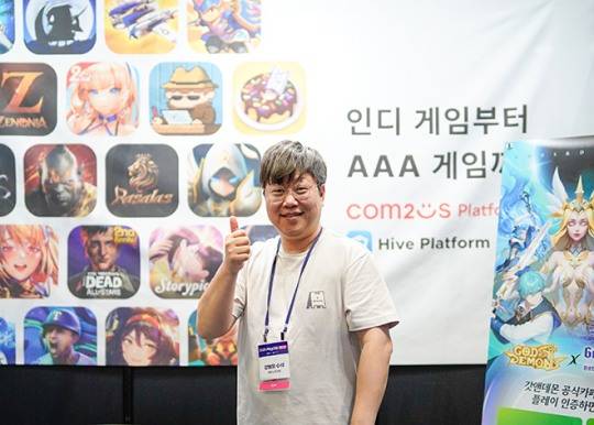 "퍼블리셔와의 타협 없이, 독립적으로, 글로벌하게 게임을 운영할 수 있는 시대가 왔고, 하이브는 그 도구가 되려는 것" 컴투스플랫폼 강범희 수석이 'PlayX4' 현장에서 인터뷰를 진행하며 게임 서비스를 위한 기술 플랫폼 '하이브'(Hive)에 대해 설명하고 있다. 사진 제공 : 컴투스홀딩스
