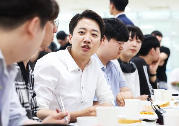 ▲개혁신당 이준석 대선 후보가 2일 경기도 시흥시 정왕동 한국공학대학교에서 열린 '학식먹자 이준석' 행사에서 학생들과 학식을 먹으며 대화하고 있다. ⓒ연합뉴스